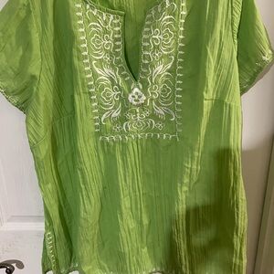 Mystique Aura green and white women’s top size 2x